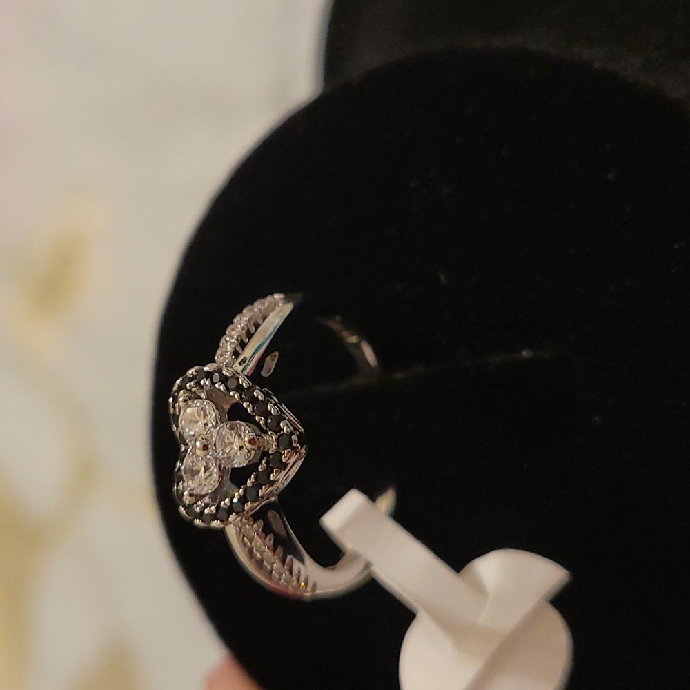 Anillo en enchape de oro blanco